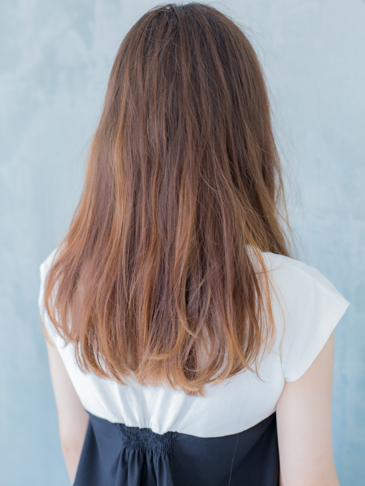 ヘアスタイル「【抜け感ウェーブ×透明感ベージュ】」の背面画像